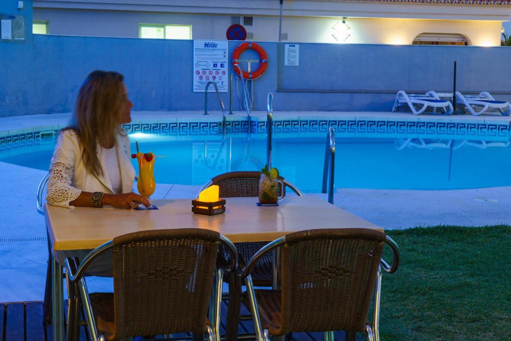 Bazén v ubytování Hotel Isabel nebo v jeho okolí