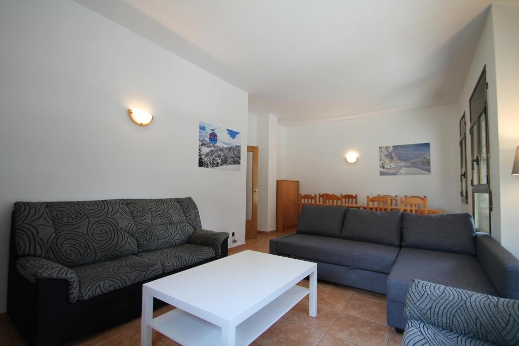 a living room with a couch and a table at Pont de Toneta 4,1 Ransol, Zona Grandvalira in Ransol