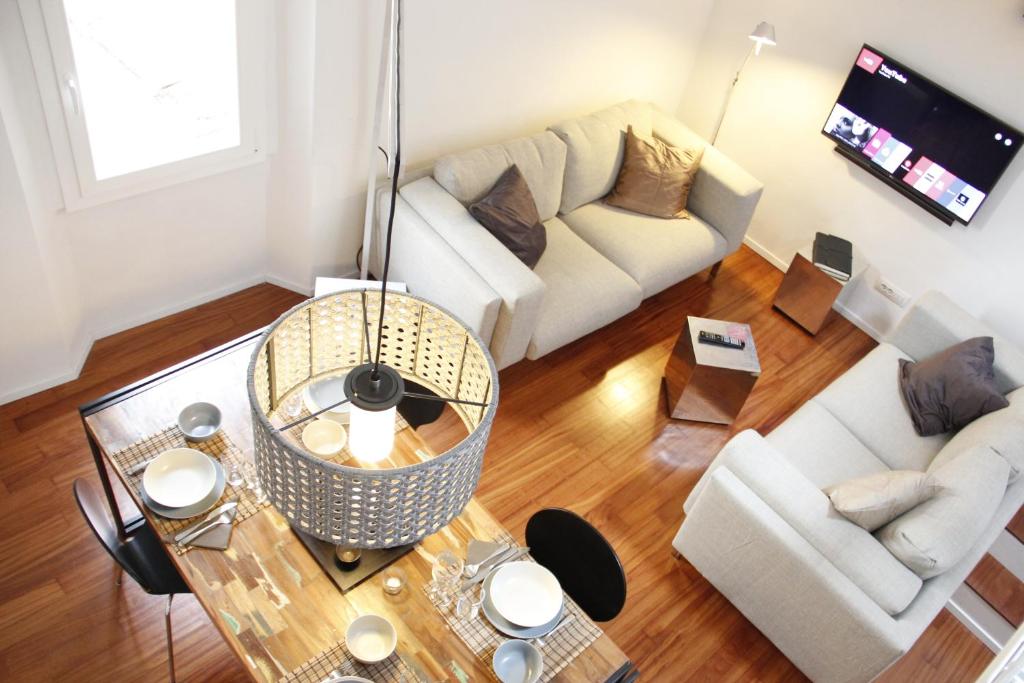 un soggiorno con divano e tavolo di Art Apartment Velluti a Firenze
