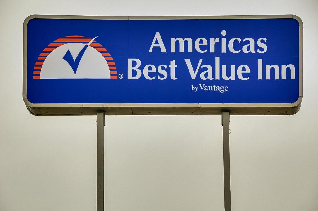 Una señal azul que dice "America best value inn" en Americas Best Value Inn Midlothian, en Midlothian