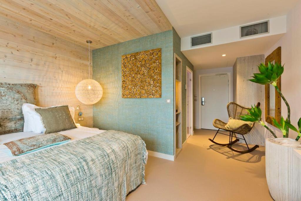 Postel nebo postele na pokoji v ubytování Hôtel restaurant Spa de l'Abbaye
