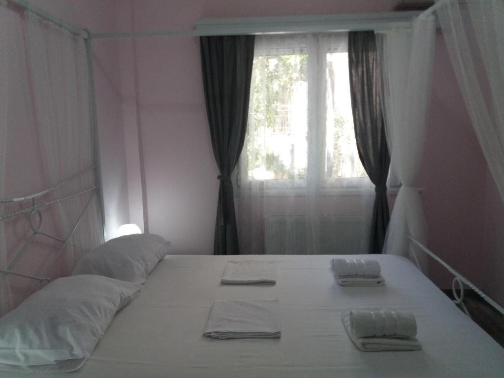 sypialnia z łóżkiem z dwoma ręcznikami w obiekcie "ΙωΚαρ" w mieście Nafpaktos