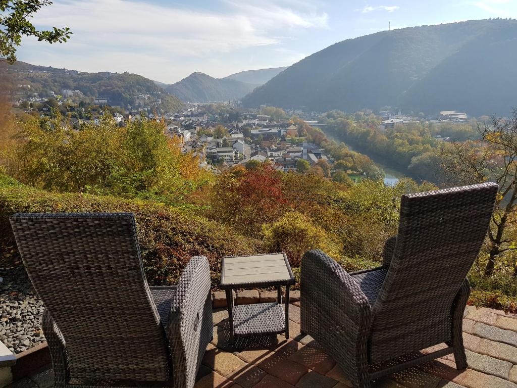 - 2 chaises et une table sur une terrasse avec vue dans l'établissement Ferienwohnung Sonnenfels ****, à Bad Ems