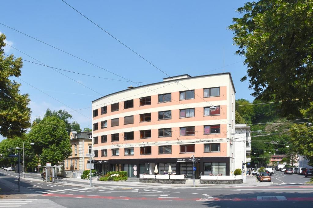 a large building on a city street with a street at Am Neutor Hotel Salzburg Zentrum in Salzburg