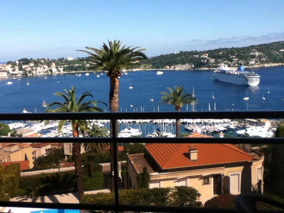 uma vista para um porto com um navio de cruzeiro na água em L'Agrianthe em Villefranche-sur-Mer