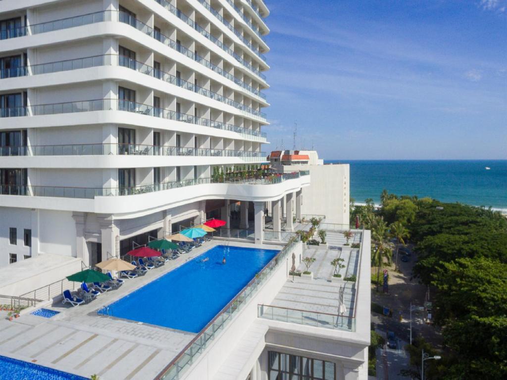 Sanya Dadonghai Seaview Hotel pool and resort area