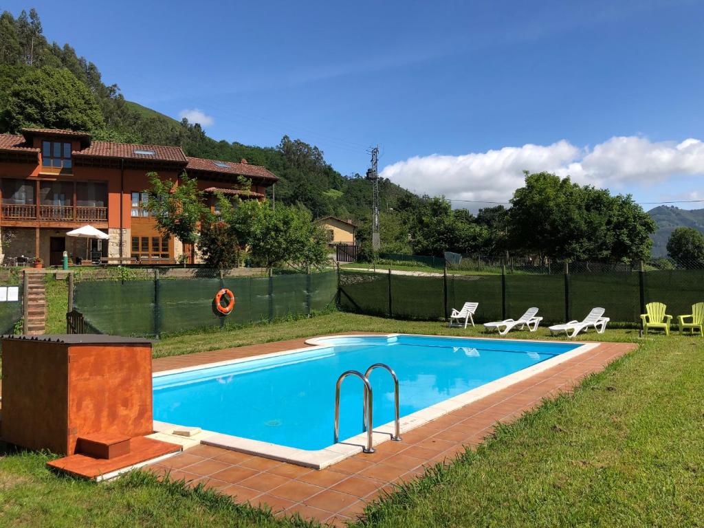 una piscina nel cortile di una casa di Hotel San Francisco Rural ad Aballe