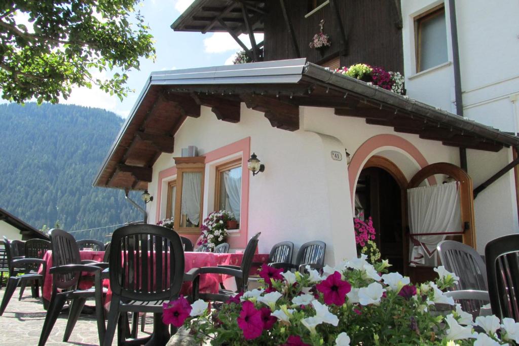 Nespecifikovaný výhled na hory nebo výhled na hory při pohledu z hotelu