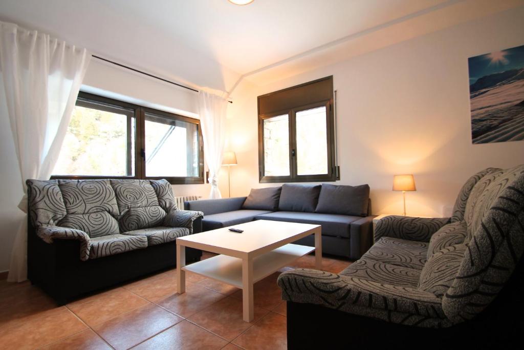a living room with a couch and a table at Pont de Toneta 5,1 Ransol, Zona Grandvalira in Ransol