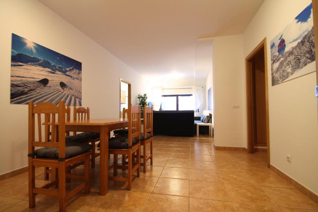 comedor con mesa y sillas en Pont de Toneta 5,2 Ransol, Zona Grandvalira en Ransol