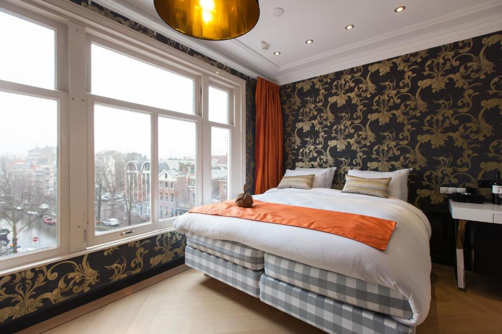 Tempat tidur dalam kamar di Amsterdam Canal Hotel