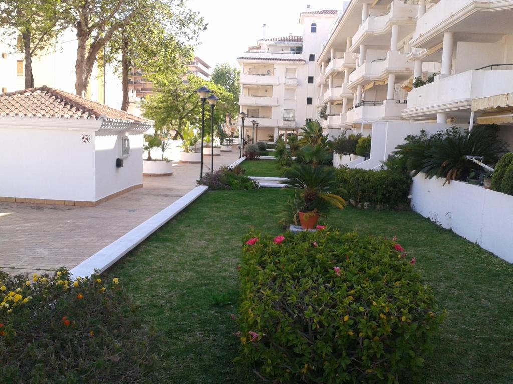 Ogród w obiekcie Carihuela Playa Los Nidos 1