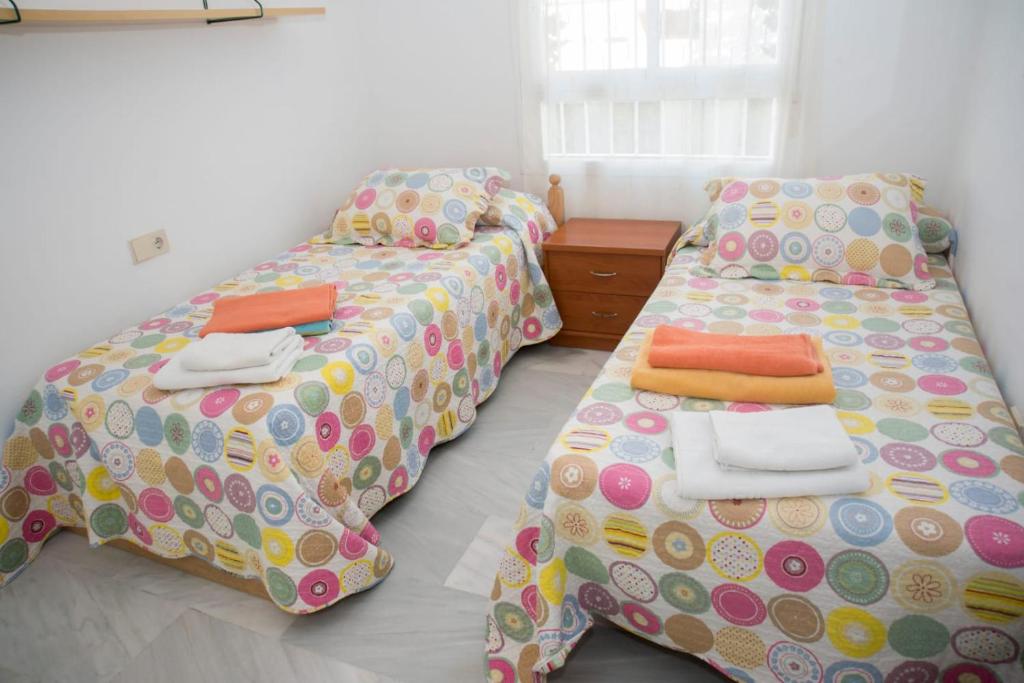 Łóżko lub łóżka w pokoju w obiekcie Carihuela Playa Los Nidos 1