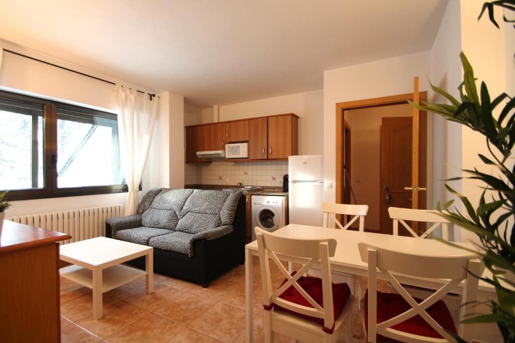 uma sala de estar com um sofá, uma mesa e uma cozinha em Pont de Toneta 6,2 Ransol, Zona Grandvalira em Ransol