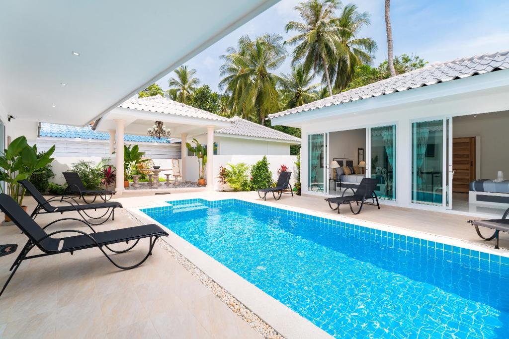 une villa avec une piscine et une maison dans l'établissement Wirason pool Villa 4 bedrooms, à Lamai