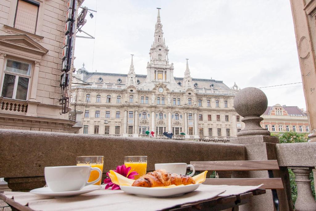 ブダペストにあるNew York Palace View Apartmentのバルコニー付きテーブル