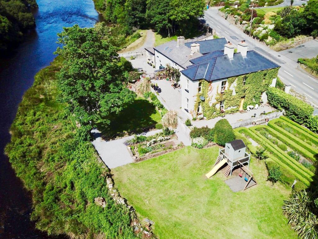 uma vista aérea de uma casa ao lado da água em Riverside House em Newport