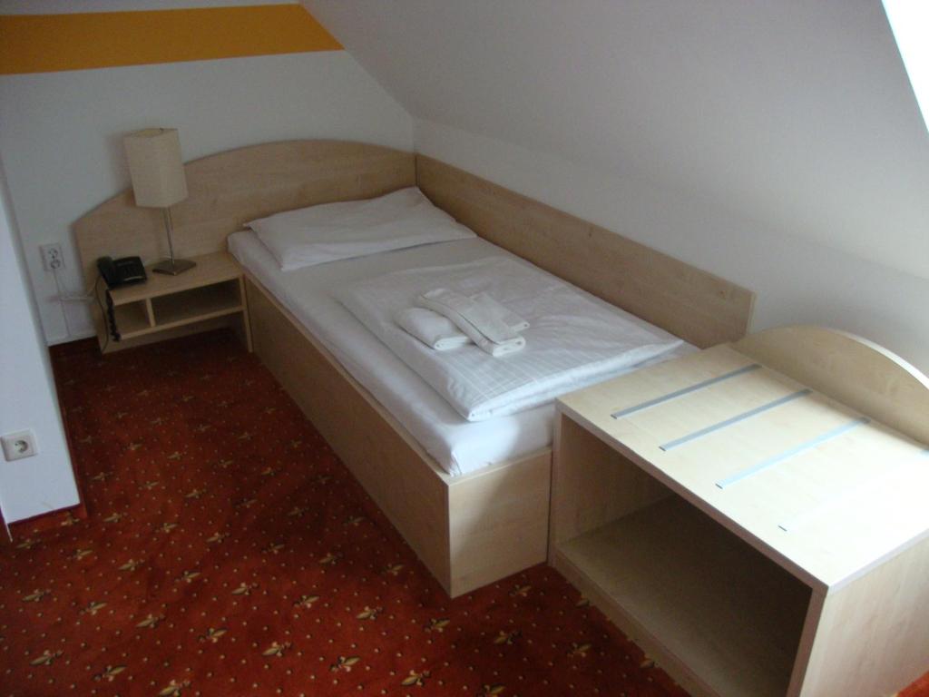 Postel nebo postele na pokoji v ubytování Lenas Donau Hotel