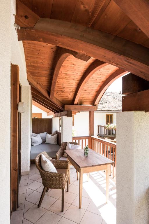 salon ze stołem i kanapą w obiekcie Weingut Weidlhof - Suite & Breakfast - Vacation for wine lovers w mieście Caldaro