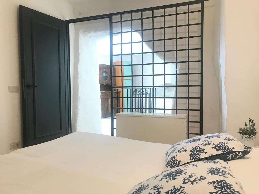 ポンツァにあるCupido - Immobilevanteのベッドルーム(ベッド1台、窓付)