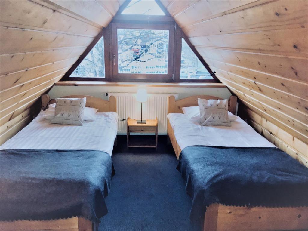 Giường trong phòng chung tại Zakopane Stop