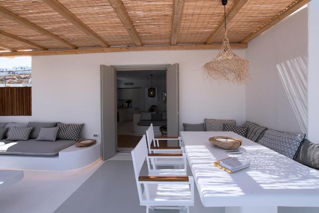 salon ze stołem i kanapą w obiekcie Potami Home by Rocks Estates w mieście Nausa