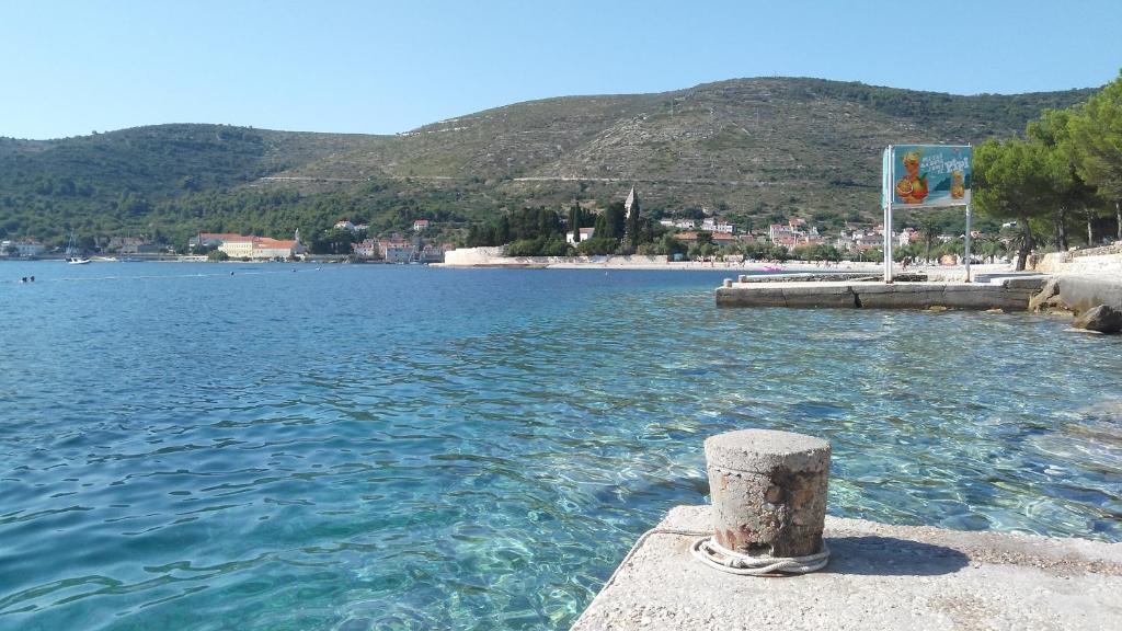 una vista de un cuerpo de agua con una montaña en Vila Rosa en Vis