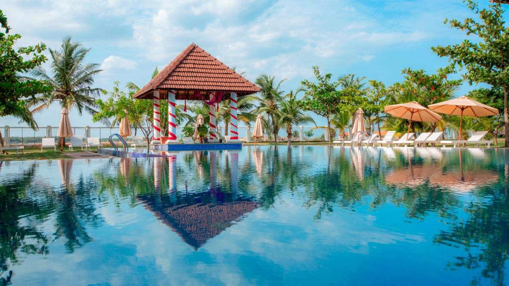een zwembad in een resort bij Le Pondy in Pondicherry
