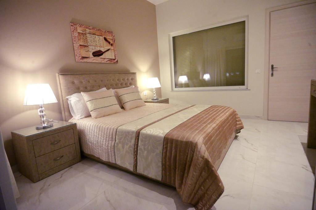 Łóżko lub łóżka w pokoju w obiekcie Stefanos Resort