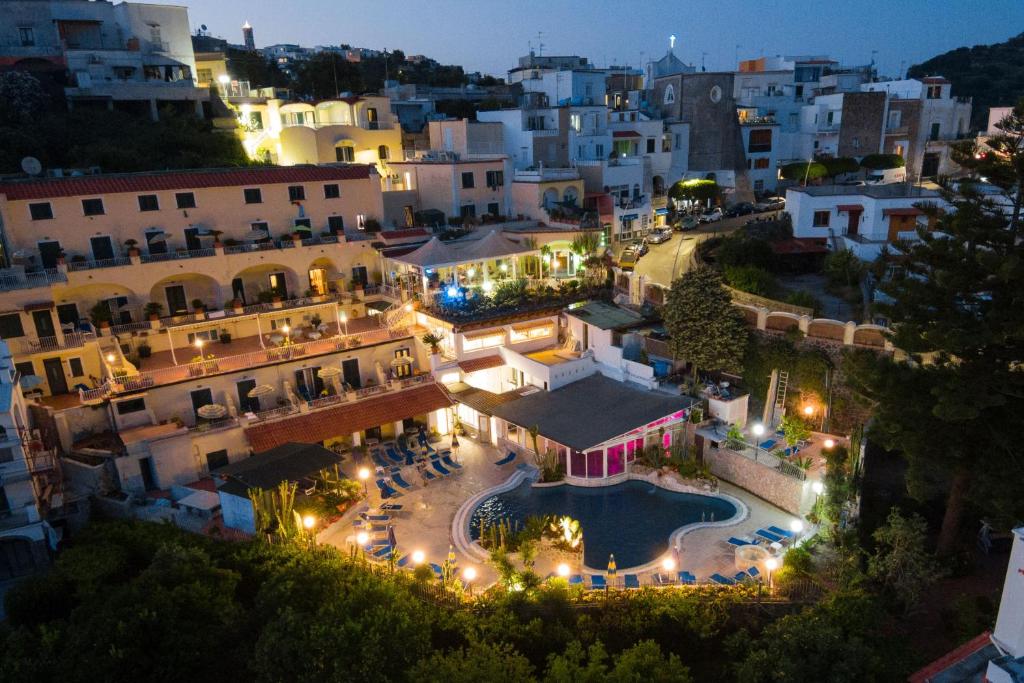 Bazén v ubytování Hotel Terme Saint Raphael nebo v jeho okolí