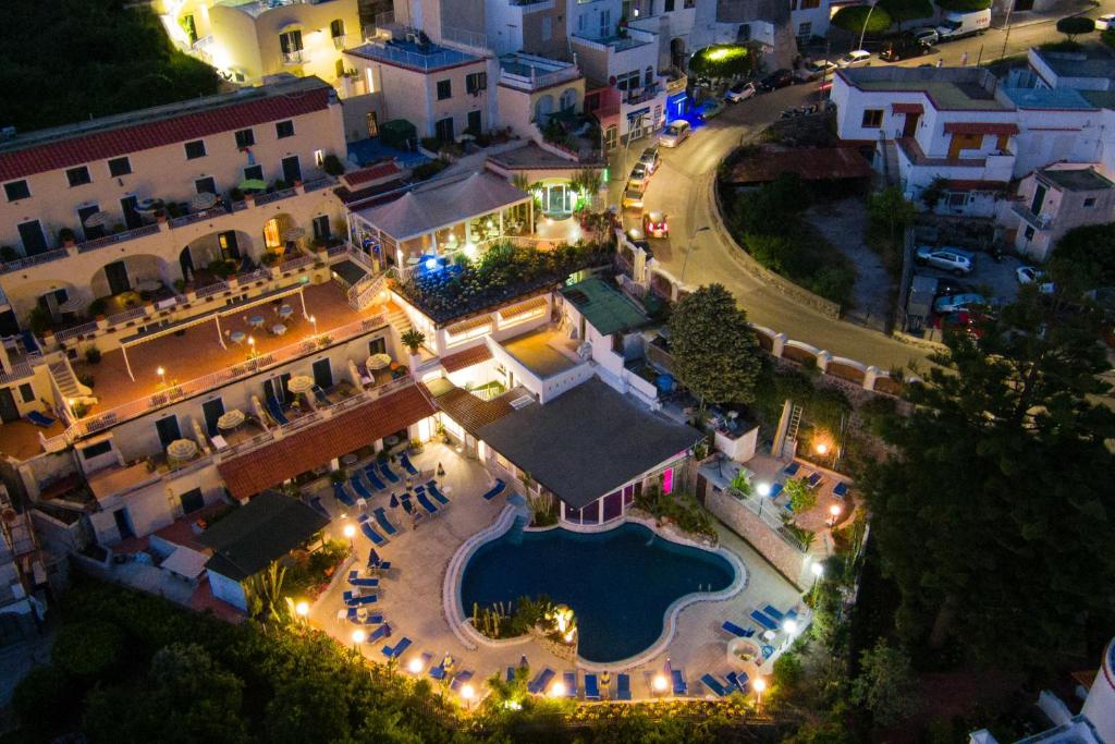 Bazén v ubytování Hotel Terme Saint Raphael nebo v jeho okolí