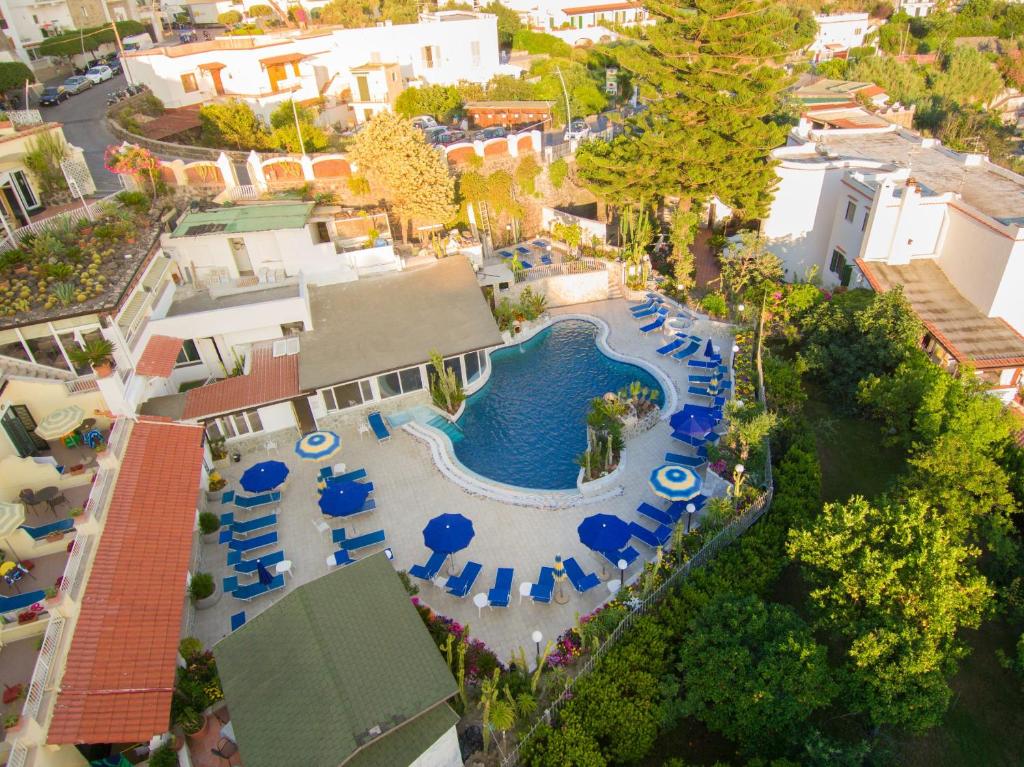 Bazén v ubytování Hotel Terme Saint Raphael nebo v jeho okolí