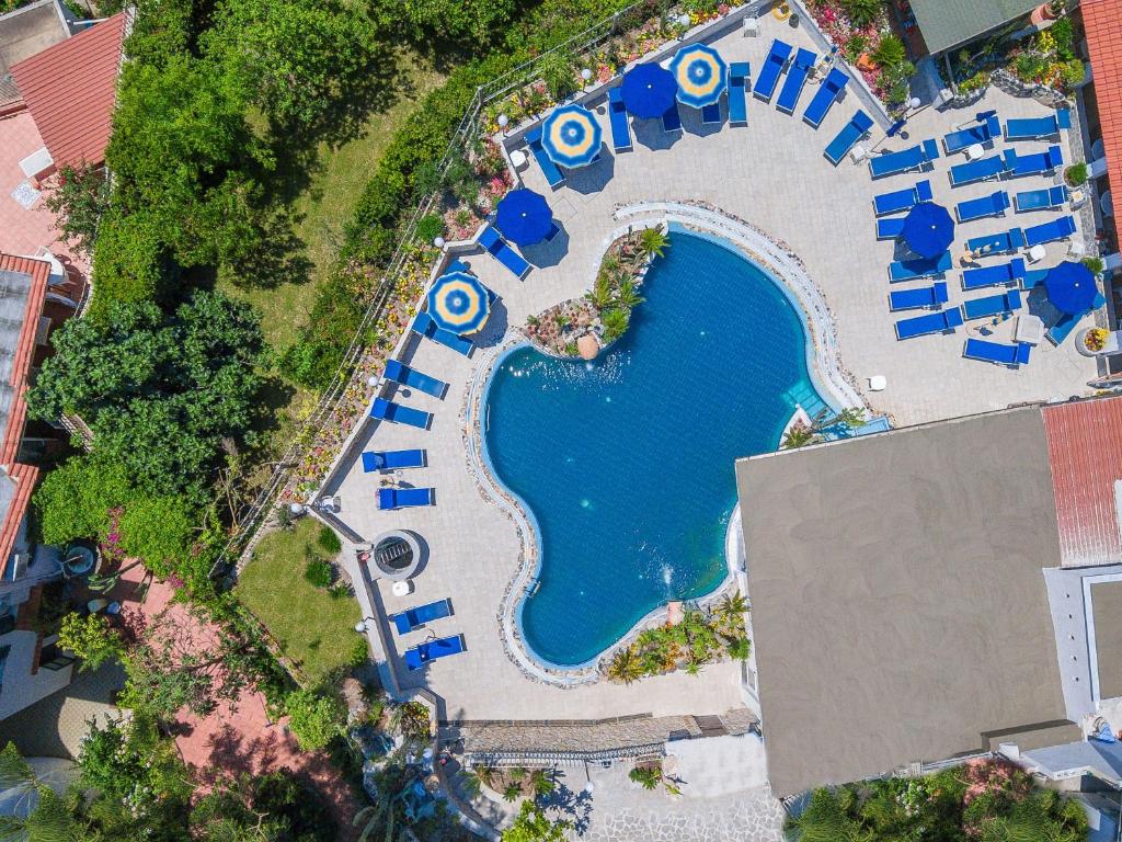 Bazén v ubytování Hotel Terme Saint Raphael nebo v jeho okolí