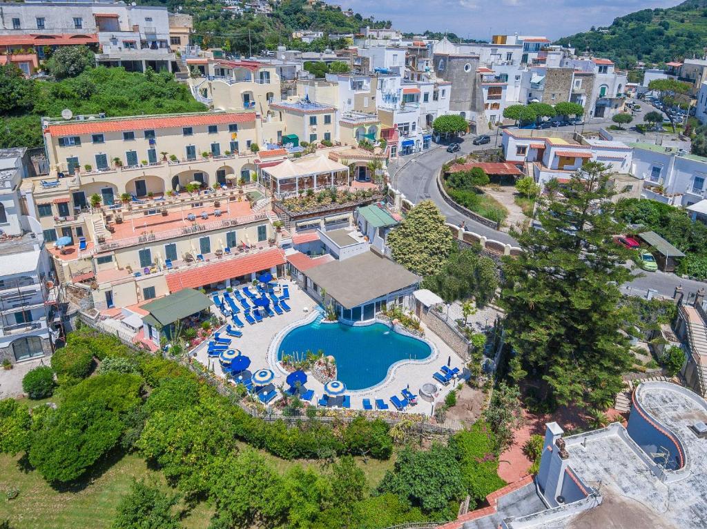 Bazén v ubytování Hotel Terme Saint Raphael nebo v jeho okolí