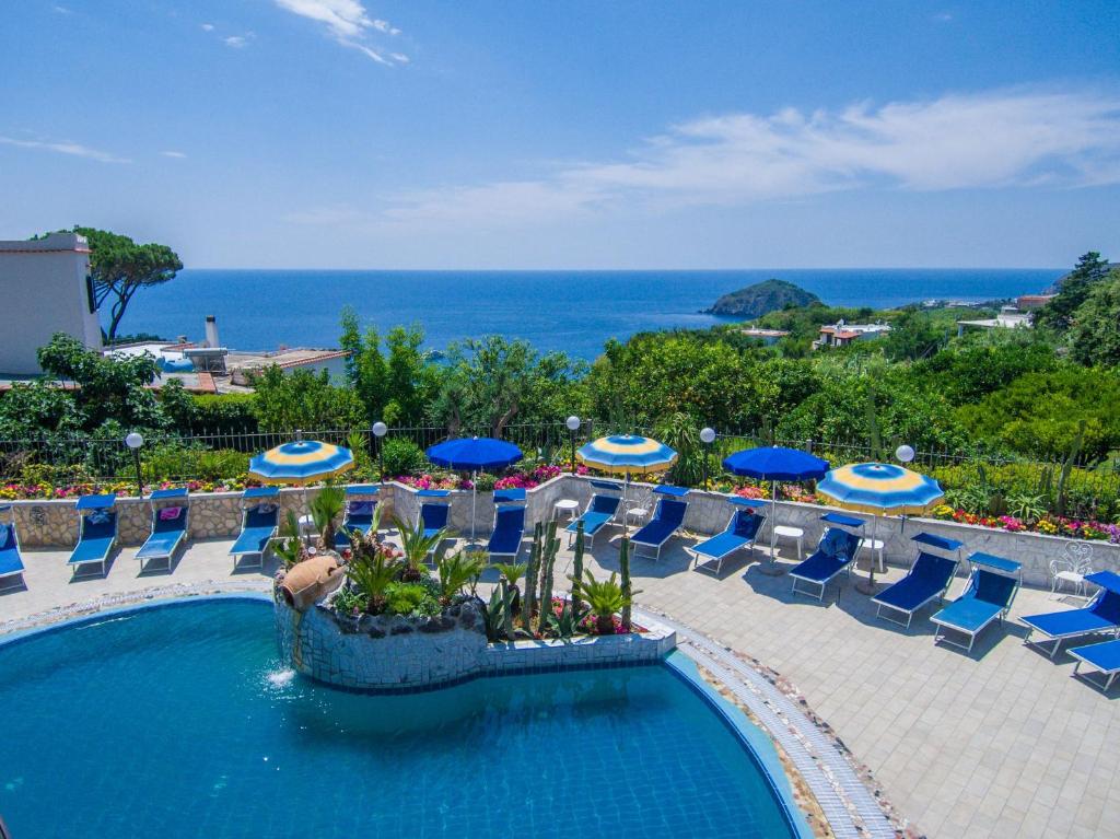 Bazén v ubytování Hotel Terme Saint Raphael nebo v jeho okolí