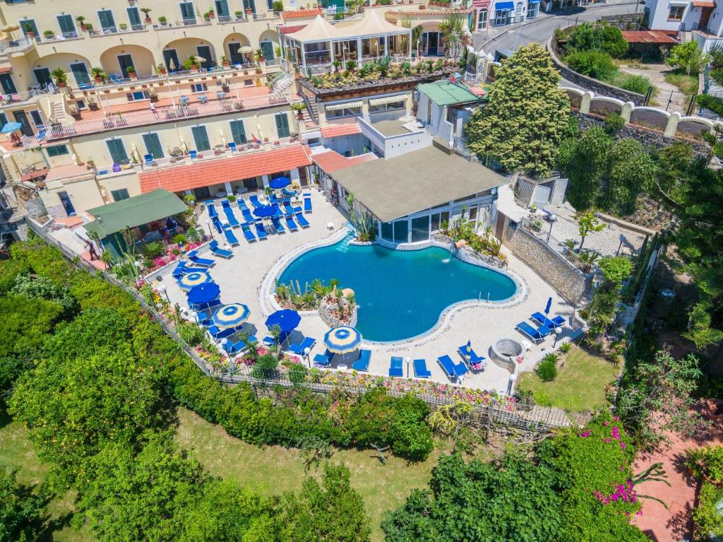 Bazén v ubytování Hotel Terme Saint Raphael nebo v jeho okolí