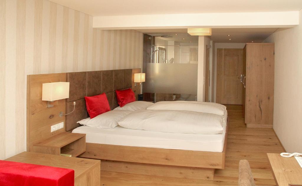 Postel nebo postele na pokoji v ubytování Hotel Krone Langenegg