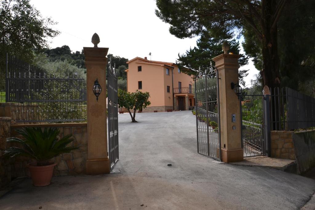 una entrada a una entrada con una puerta de hierro forjado en Villa Tiberio, en San Mauro Castelverde