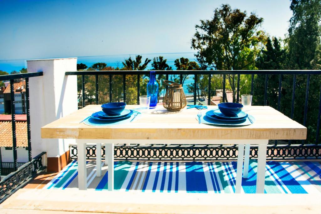 stół na balkonie z widokiem na ocean w obiekcie PEDREGALEJO SUN & RELAX w Maladze