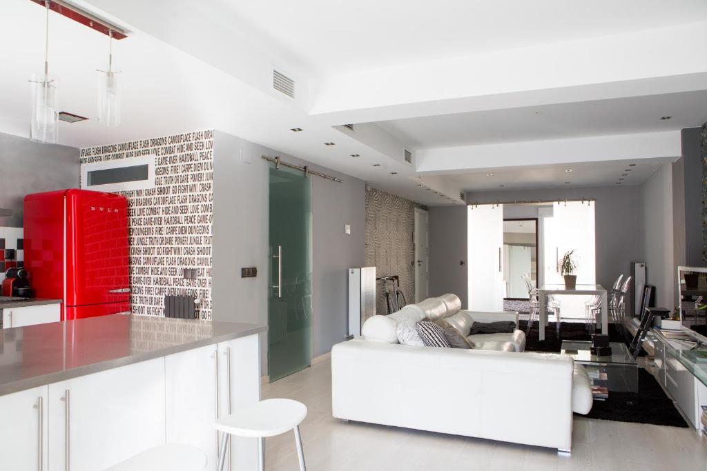 cocina y sala de estar con nevera roja en LOFT EXCLUSIVO EN EL CENTRO, en Zaragoza