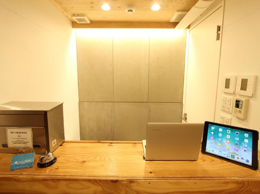 TV a/nebo společenská místnost v ubytování Ishigaki Guesthouse HIVE