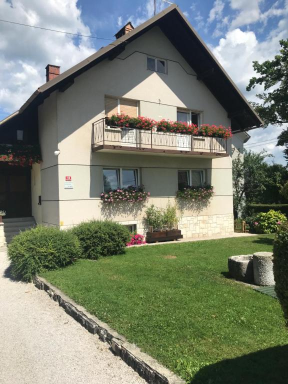 una casa con balcón y flores. en Jelovska cesta 13 en Bled