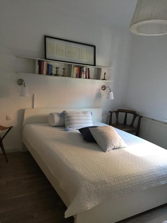 een slaapkamer met een wit bed met 2 kussens bij Ferienwohnung am Kalkberg in Bad Segeberg