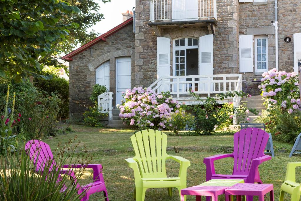 four chairs in the yard in front of a house at Le Safran by Cocoonr in Dinard