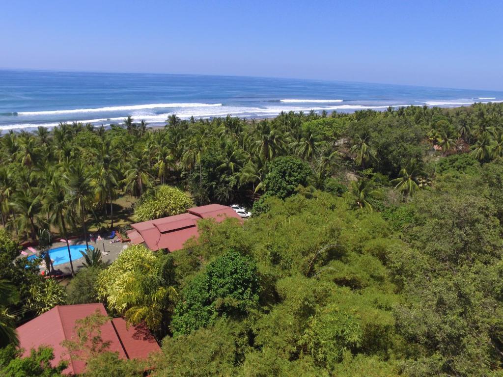 una vista aérea de un complejo con la playa y árboles en Beso del Viento (Adults Only) en Parrita