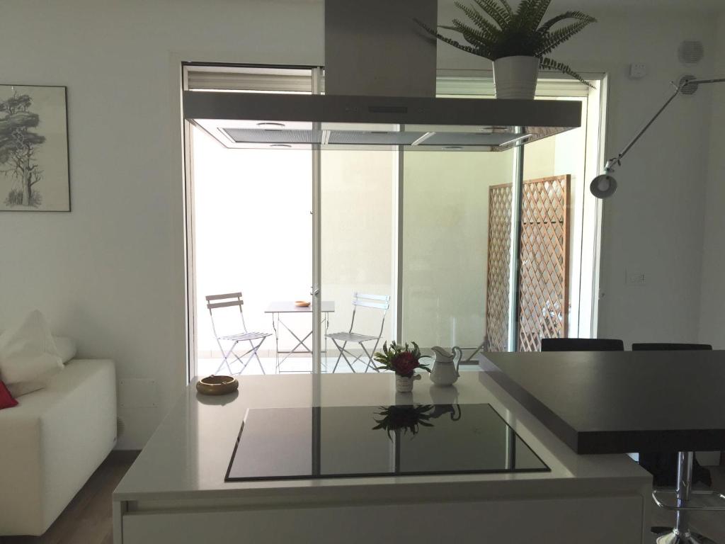 レッチェにあるModern Flat Lecce ++のリビングルーム(ガラスのテーブル、椅子付)