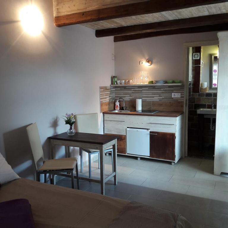 Kuchyňa alebo kuchynka v ubytovaní Bástya apartman
