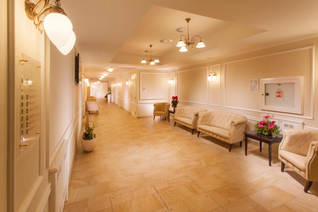 Un lugar para sentarse en Luxury Spa Hotel Olympic Palace