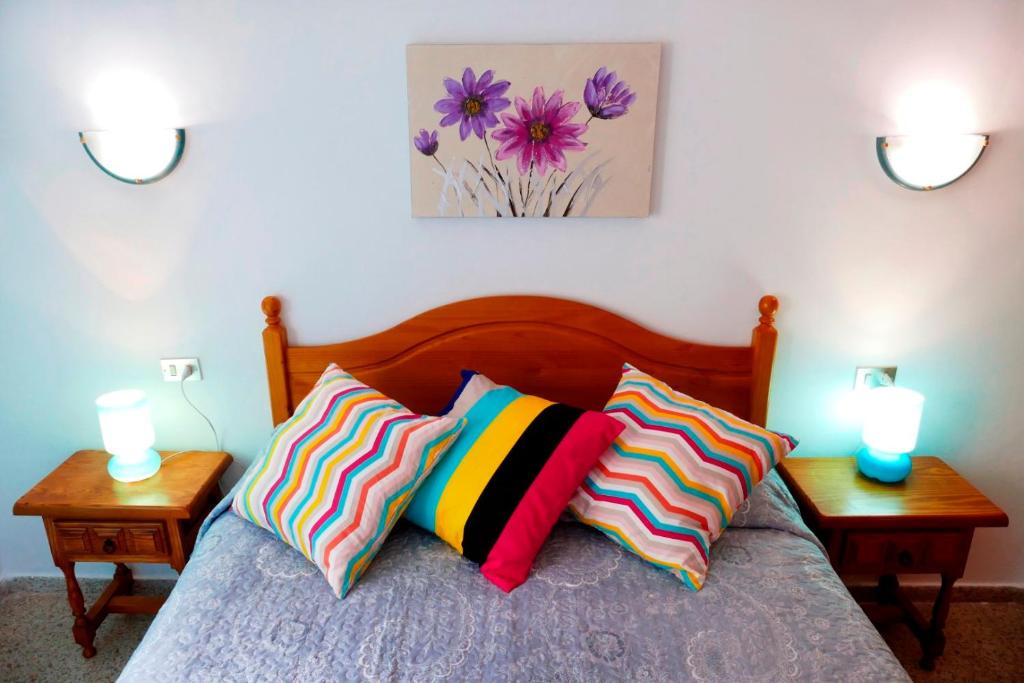 アロナにあるLuxury app. Los Angeles in los Cristianosのベッドルーム1室(ランプ2つ、ベッド1台、枕2つ付)