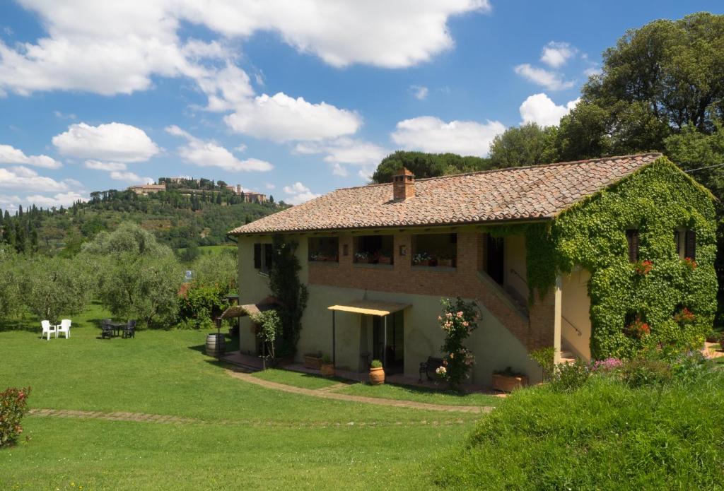 a house with ivy on the side of it at Agriturismo Nobile in Montepulciano